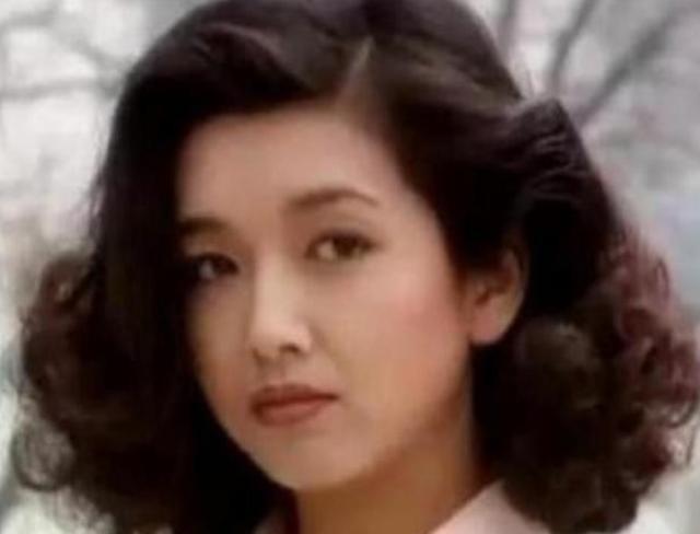 1998年，江珊在美国生下了女儿，王志文马不停蹄坐飞机去看孩子，见面就夸孩子的名