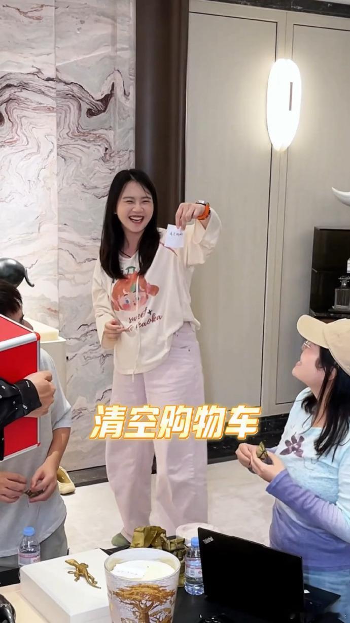 贾乃亮刷到贾乃亮团队的端午日常，全员围在长桌包粽子，连氛围都裹着蜜枣粽的甜劲儿。
