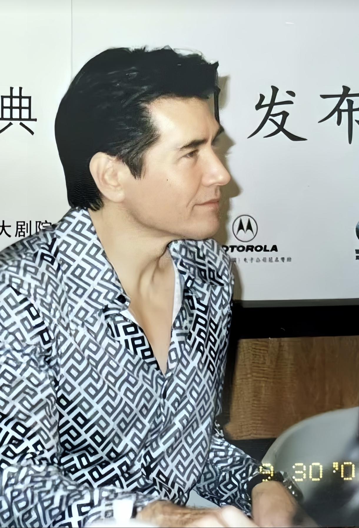 完美的侧颜杀，又干净又帅的一张脸。1987年春晚是他颜值最佳的时期。一个他一个尊