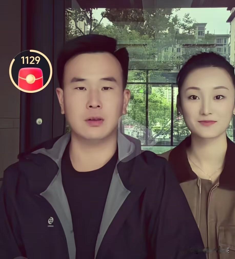大衣哥的前儿媳陈亚楠结婚了，别说两个人还挺有夫妻相的，当初亚楠