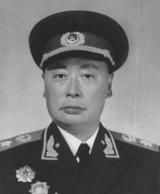 1938年，新四军司令陈世俊去路边小铺买烟，结账时却无意瞧见了店主的手腕。呆了几