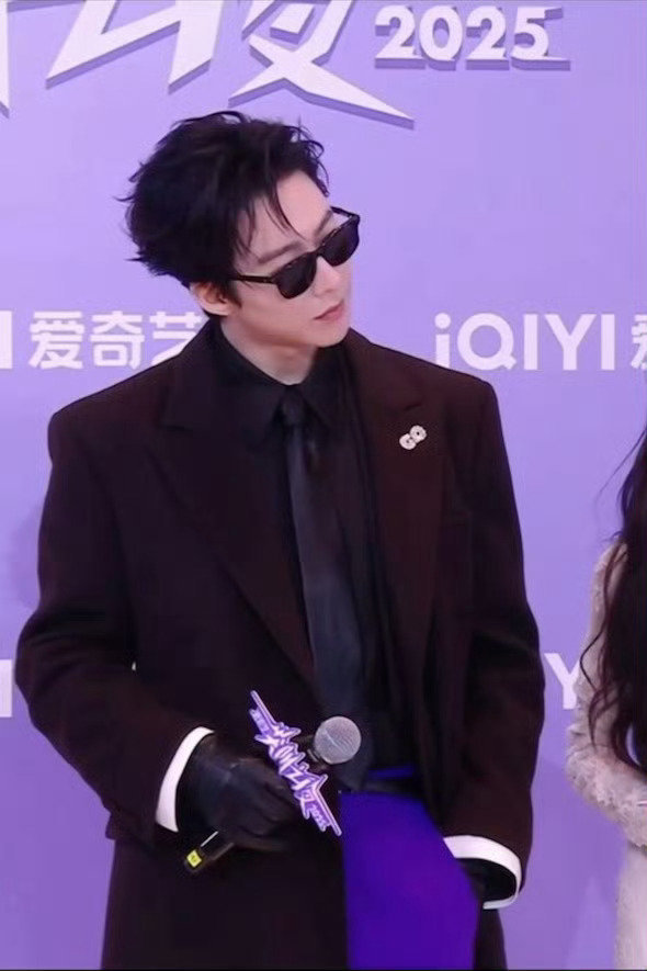 刘宇宁大佬成熟体刘宇宁这波造型杀疯了！黑风衣+墨镜解锁大佬成熟体，红毯上走路