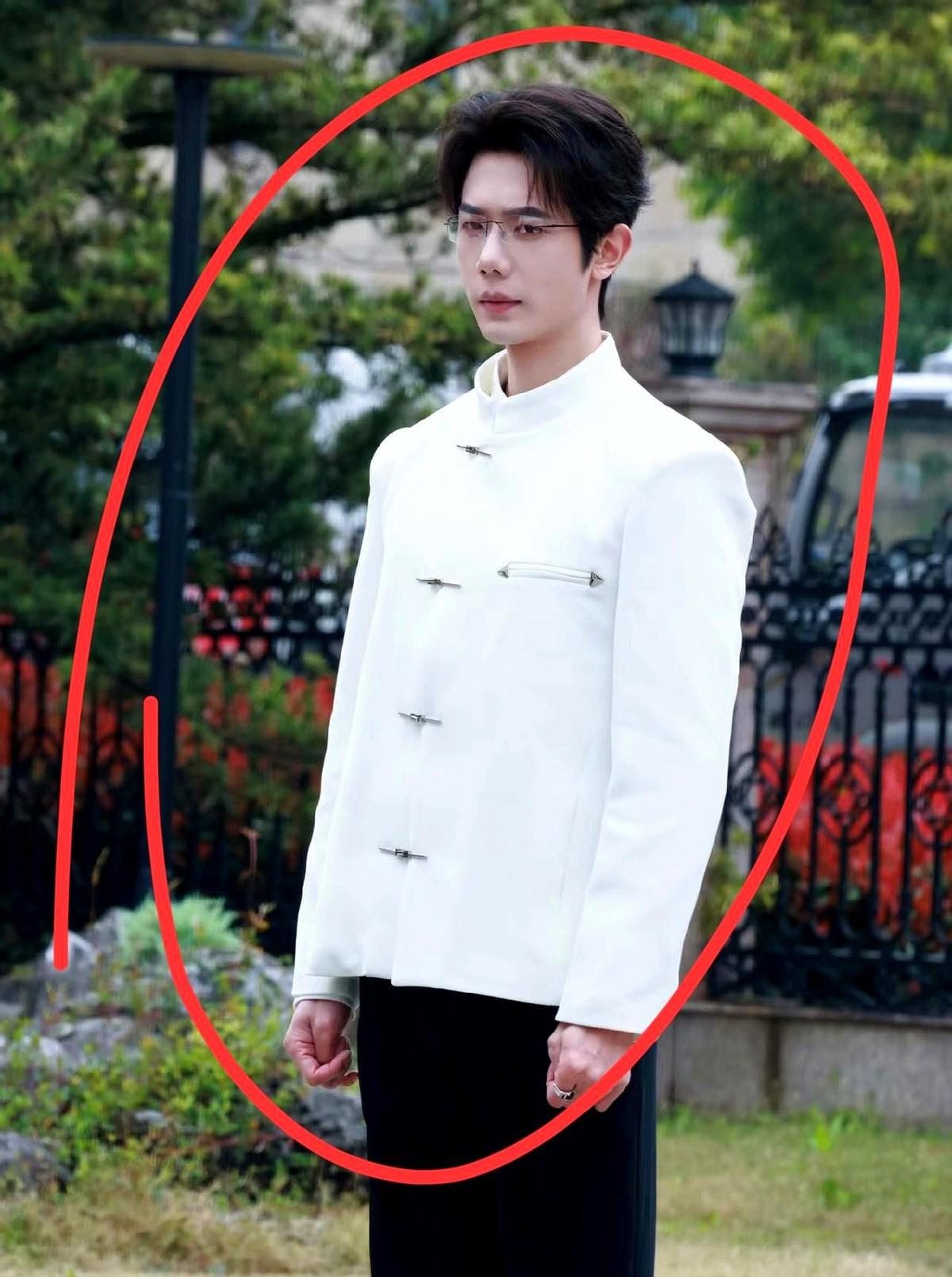 刷短剧刷到一个小伙，粉丝不多，戏却一部接一部。查了下，叫何连飞，98年的武汉