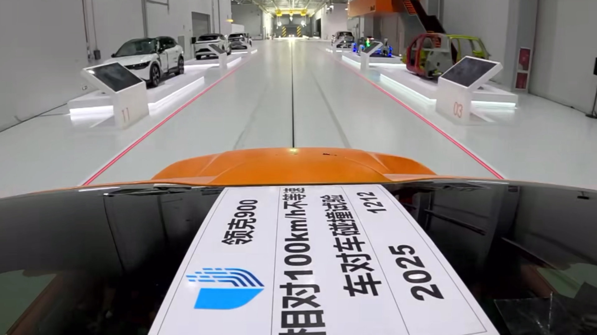 昨晚吉利在船新开张的全球全域安全中心搞的这个900双车对撞，看起来是炫耀车，实际