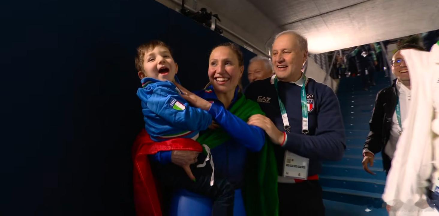 冬奥速滑首金诞生35岁妈妈老将夺冠破奥运纪录冲上看台抱儿子庆祝米兰当地时间2