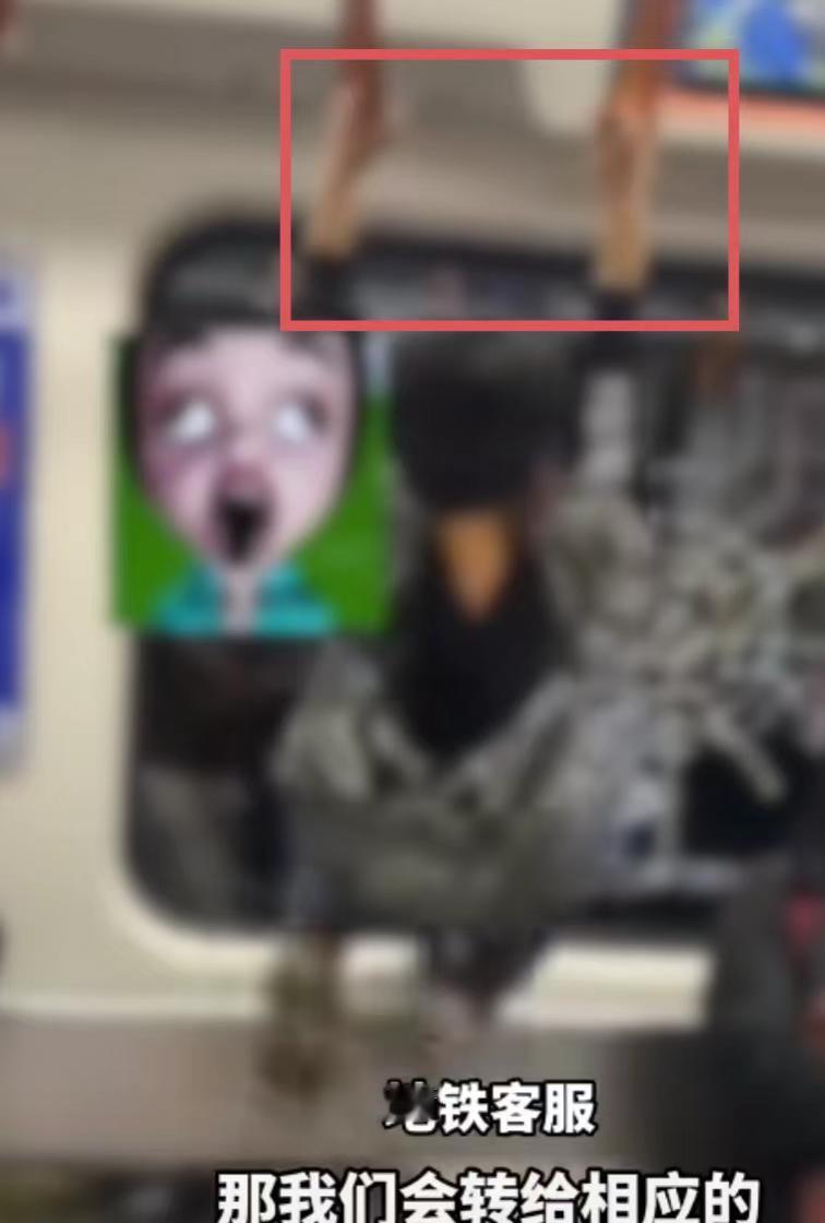 大家相信吗？这个在地铁里荡秋千的小孩要是真的这时候摔跤受伤了，家长肯定要告