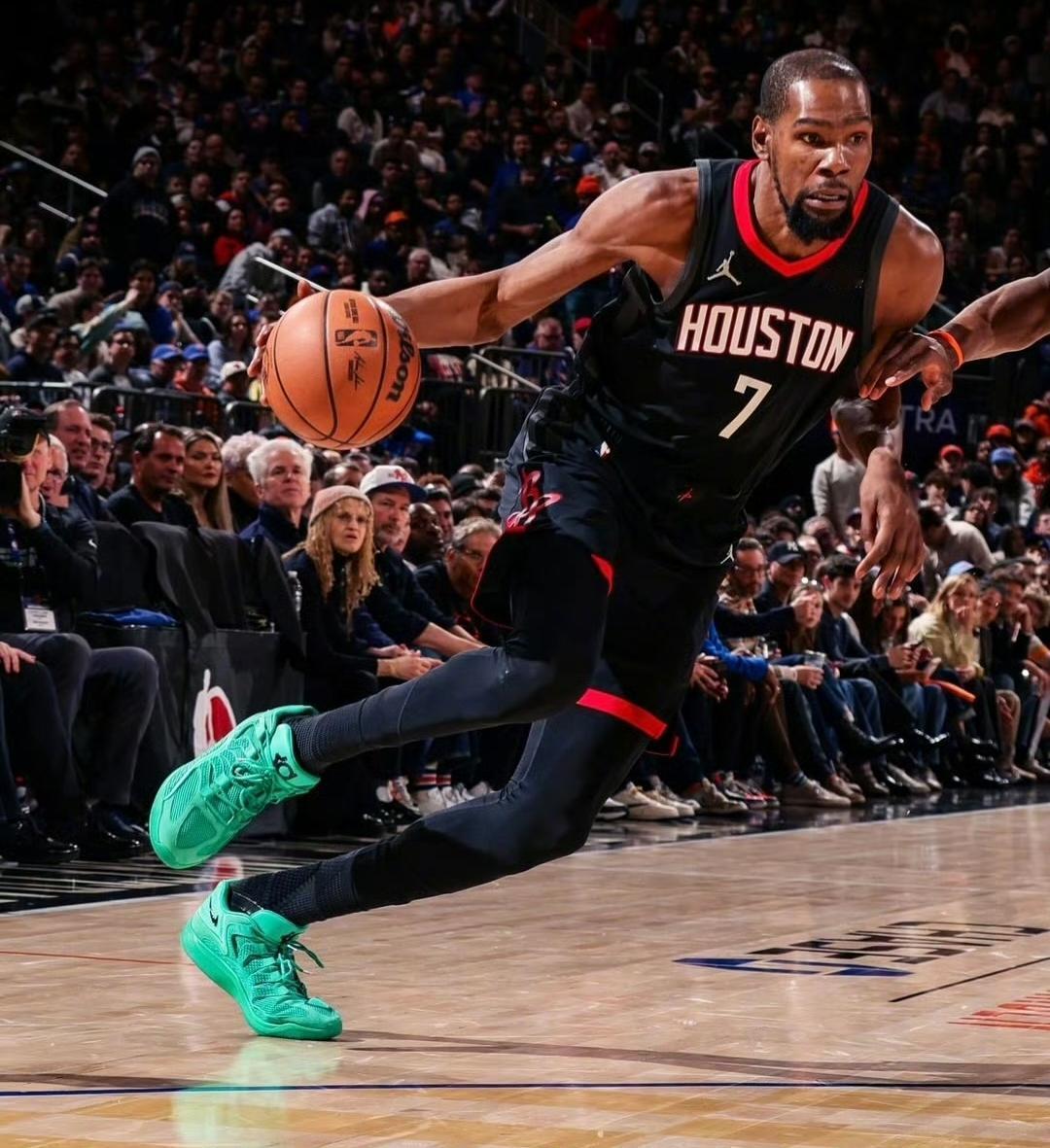 火箭125-105大胜爵士，谈三件事。1、火箭队“吃顿饺子”。火箭队最多时取得