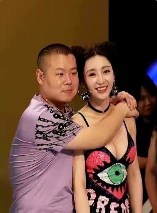 岳云鹏和柳岩这张旧照又被翻出来疯传，俩人站一块儿看着真挺破次元壁。照片里柳岩穿着裙子特吸睛，岳云鹏笑