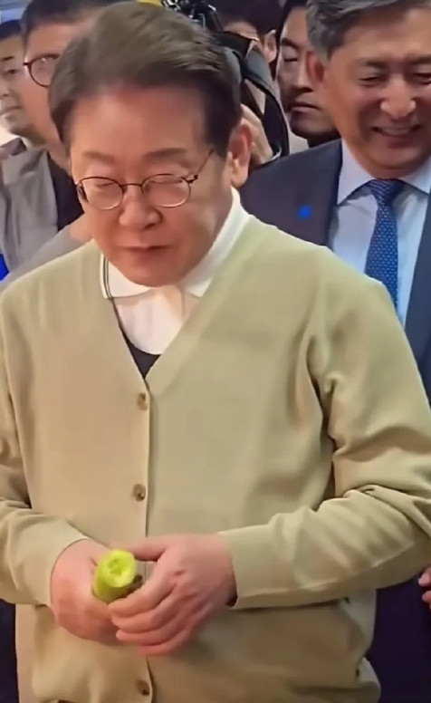 人家总统李在明吃黄瓜都能成热点，身份和地位决定一切。成功了你就是万人嘱目的焦