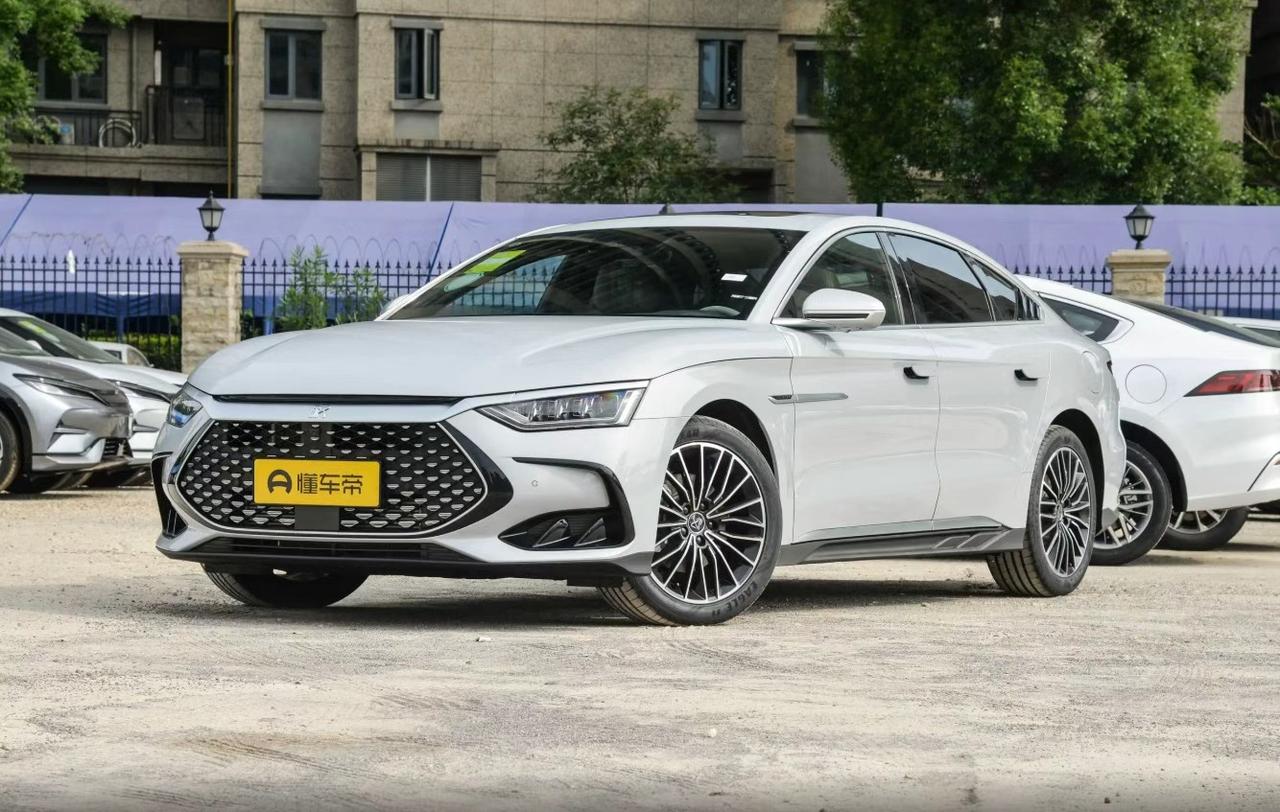 今天在小区里，看到邻居开了一辆汉DM，看着挺有面子，但一打听，才知道是二手的，1