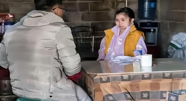 泪目！陕西一男子爱上了女网友，千里迢迢去表白，没想到，女孩是双腿残疾，靠捡废品维