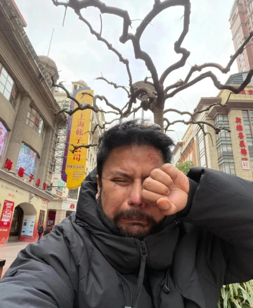 泰国网红到上海旅行，出于好奇，应在交友软件结识的女子邀请，前往当地私人会所饮酒。