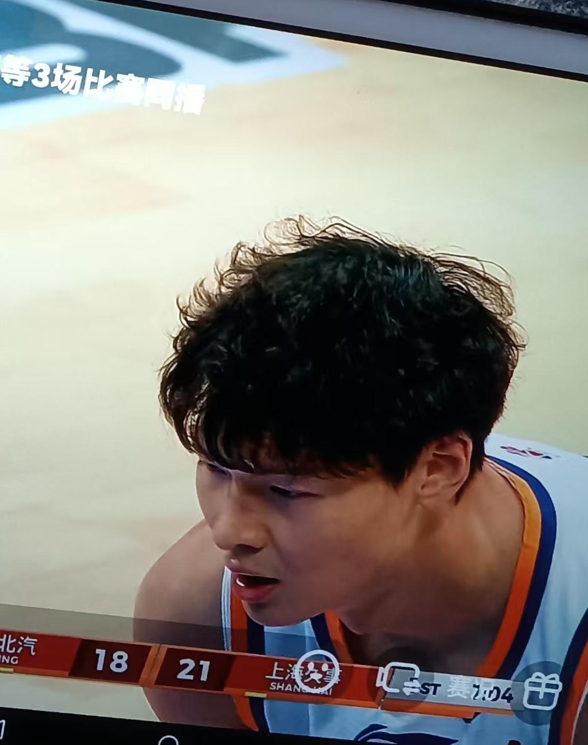 现役第一中锋毋庸置疑四月十二号晚CBA联赛京沪大战，当球迷得知上海男篮的大白边