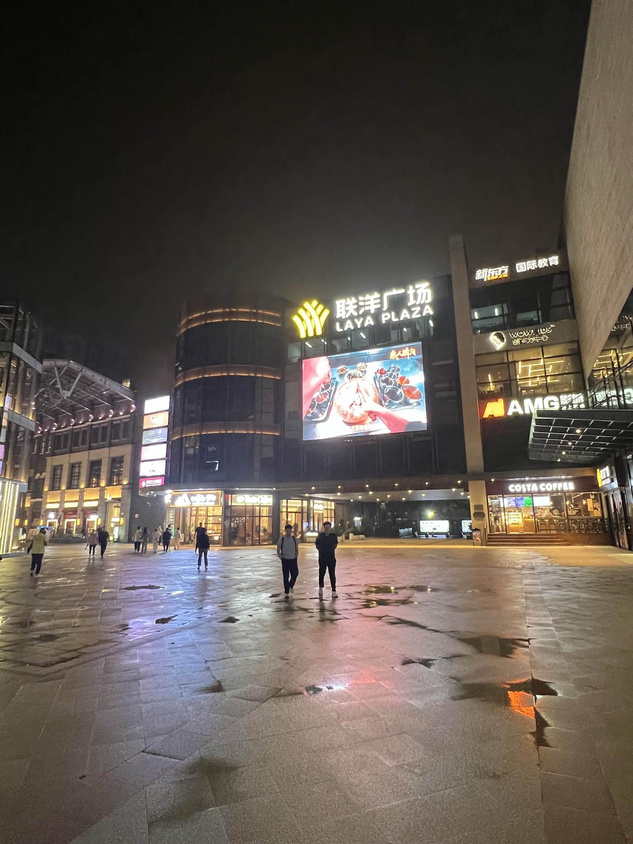 上海的红宝石蛋糕店，标志性的红白条招牌。作为上海的老牌蛋糕店，红宝石蛋糕店遍布