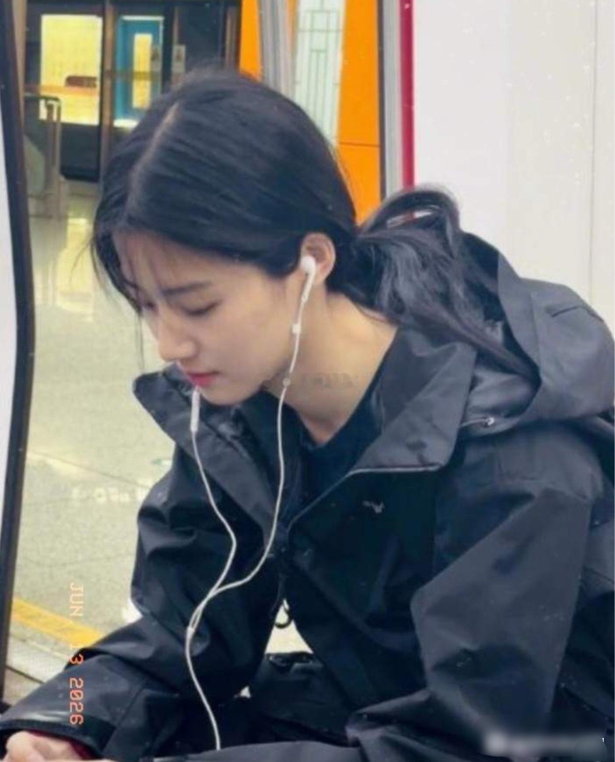 地铁上看到一位女孩儿，这颜值完全可以去当明星​​​