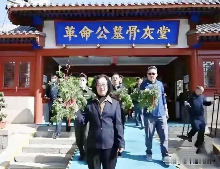 八宝山革命公墓古建红门肃穆庄重，匾额“革命公墓骨灰堂”字迹端正。陈士榘上将夫人