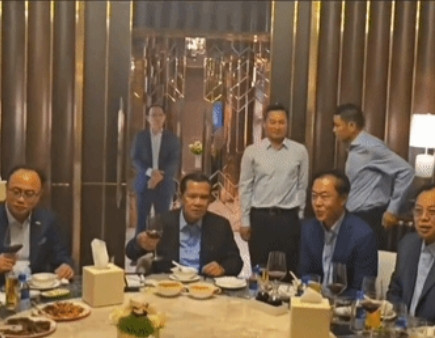 洪森确实是一个极为谨慎且精于保全自己的人。从他的外出应酬方式来看，每次带着多个保