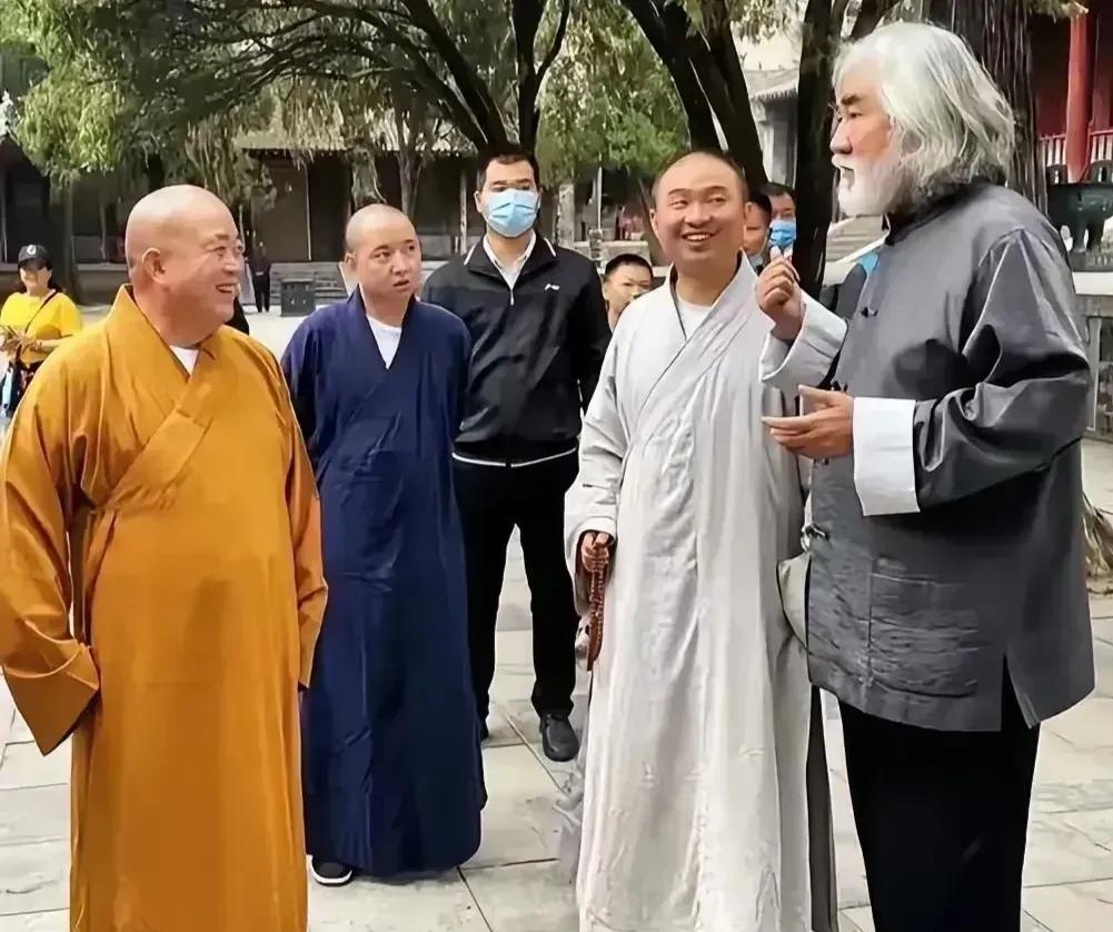 大导演张纪中到少林寺和释永信谈合作，张纪中正在筹划拍摄《少林寺》。释永信说，马