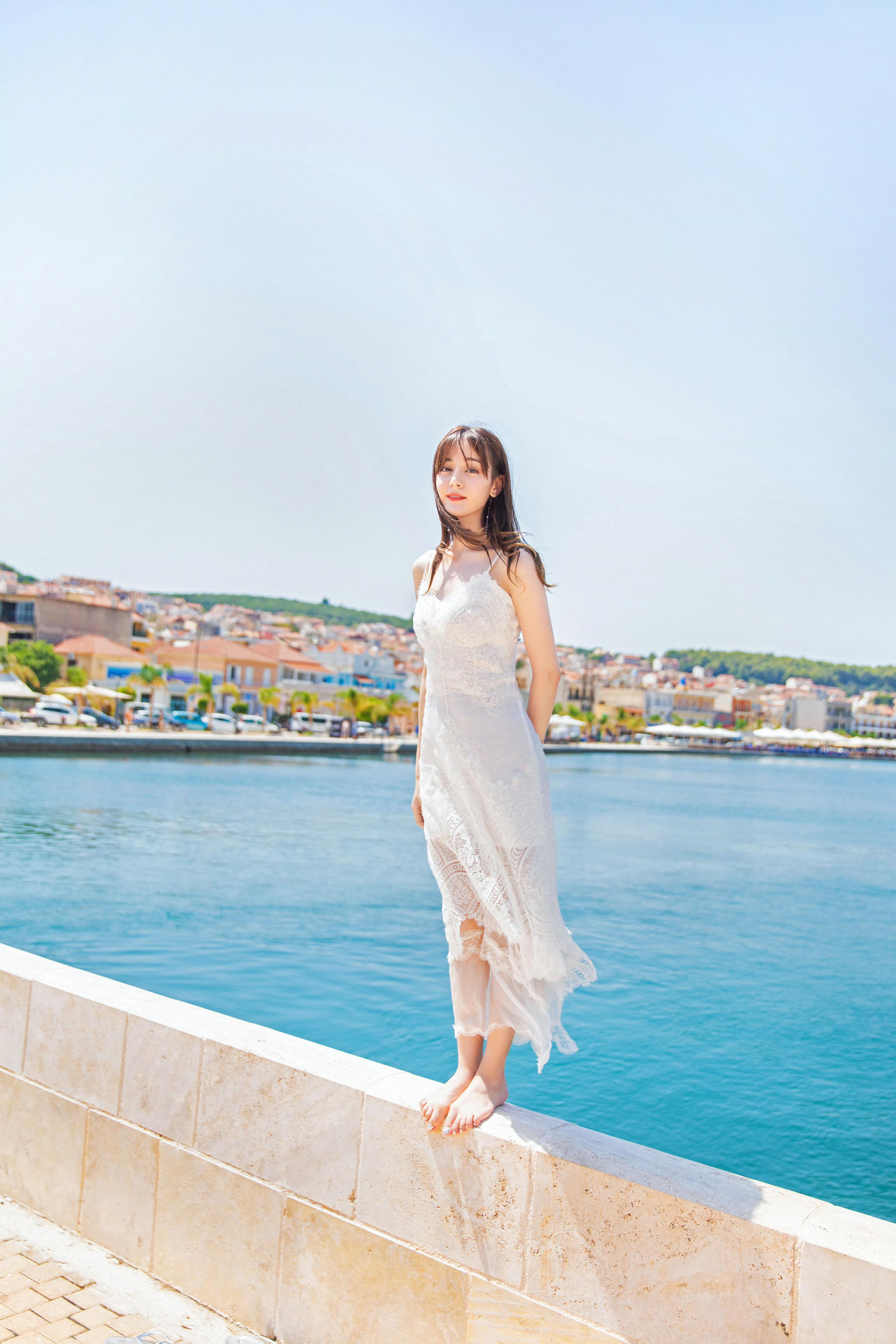 热巴二月行程迪丽热巴昆明滇池拍照