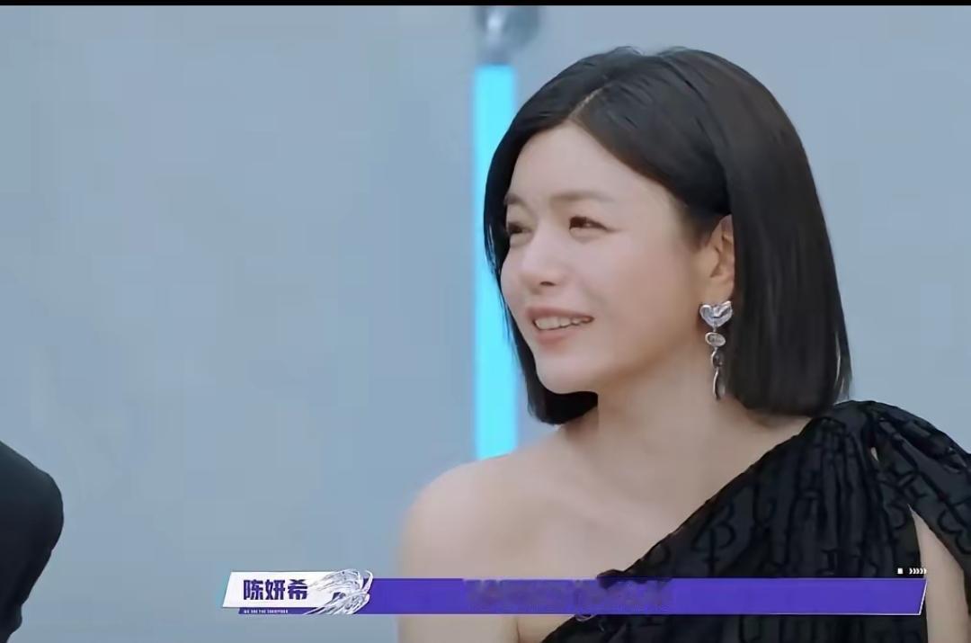 可能大家都想不到，陈妍希居然工作之余的娱乐是打王者荣耀，还专玩亚瑟。原来明