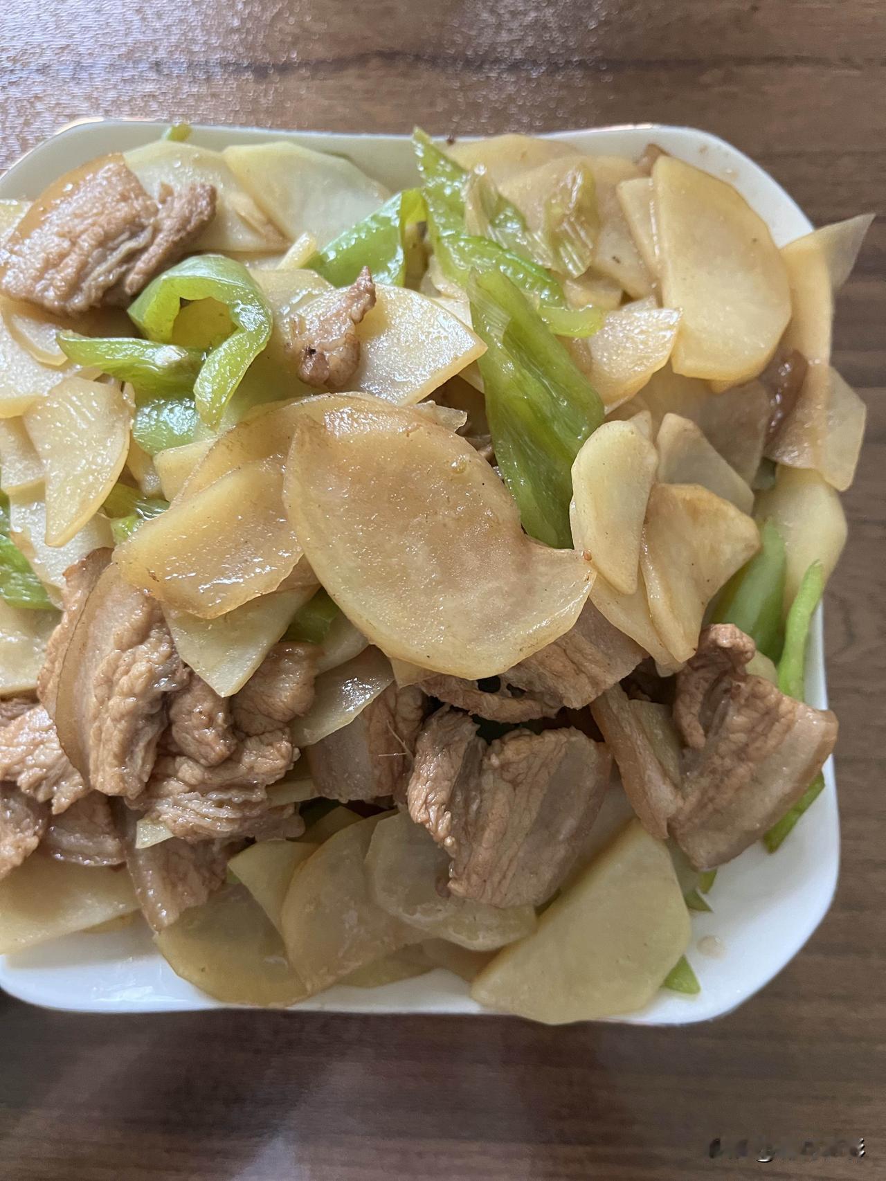 好友们晚上好！周日快乐，晚餐香香！今天的晚餐：土豆辣椒炒肉清炒油菜红薯玉米