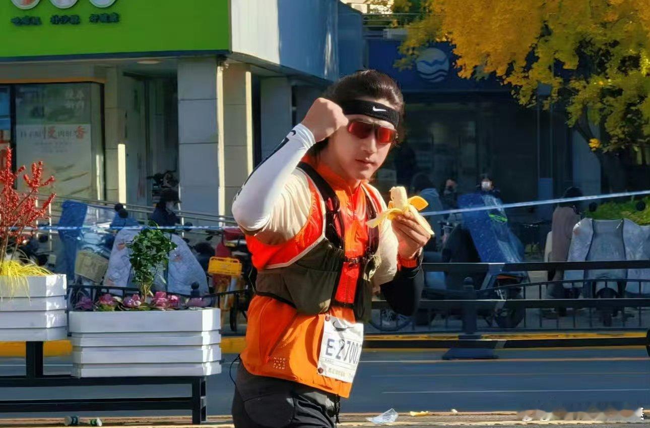 上海马拉松偶遇此沙上马赛道惊现此沙！橘色装备超吸睛，半扎发元气满满，一路挥手超亲