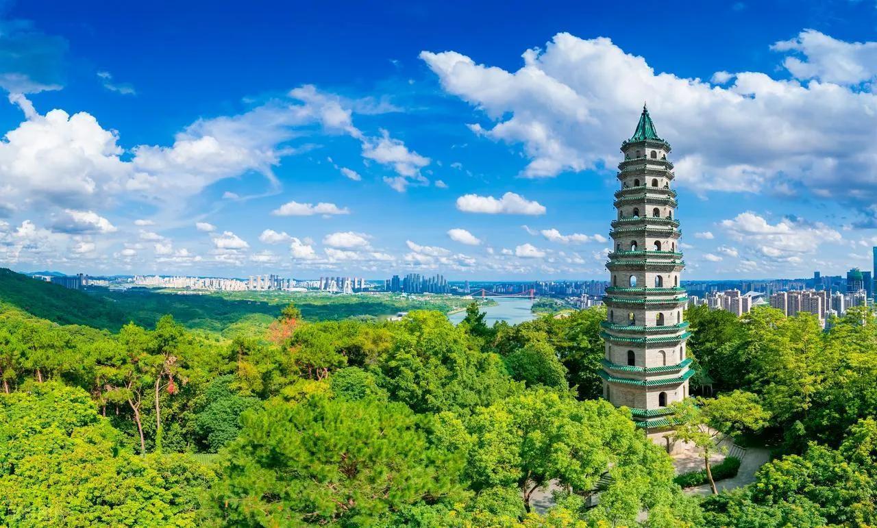 南宁是一座旅游资源丰富的城市，以下是一些热门景点介绍：-青秀山风景旅游区