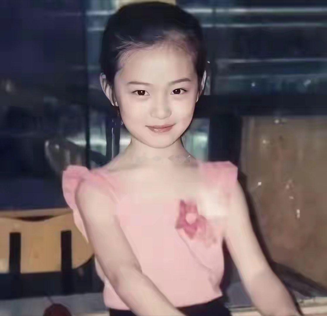 从小到大都是女明星长相，怪不得能爆红全网呢？