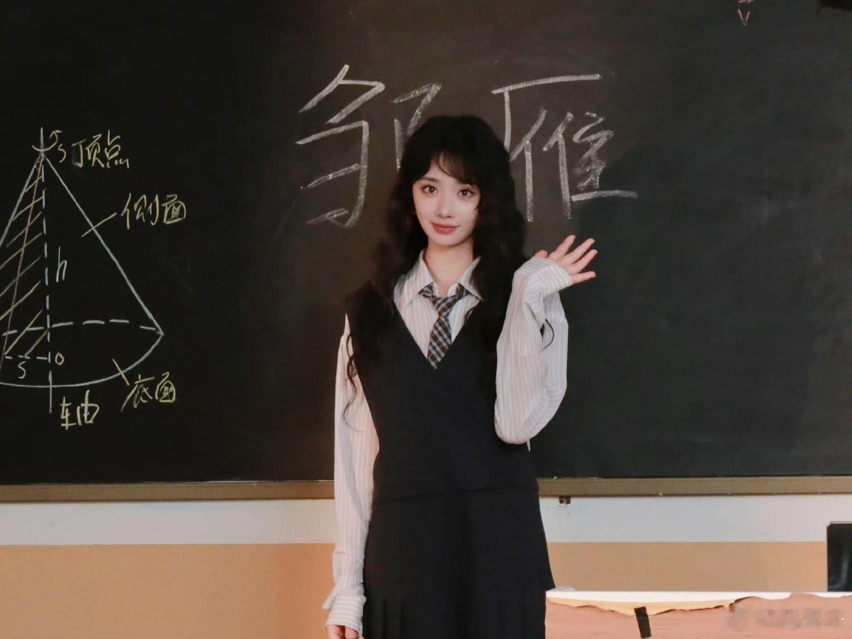 陈飞宇王影璐cp感献鱼他们同框时，连站的位置都透着默契，不挤不疏，看着就顺眼。