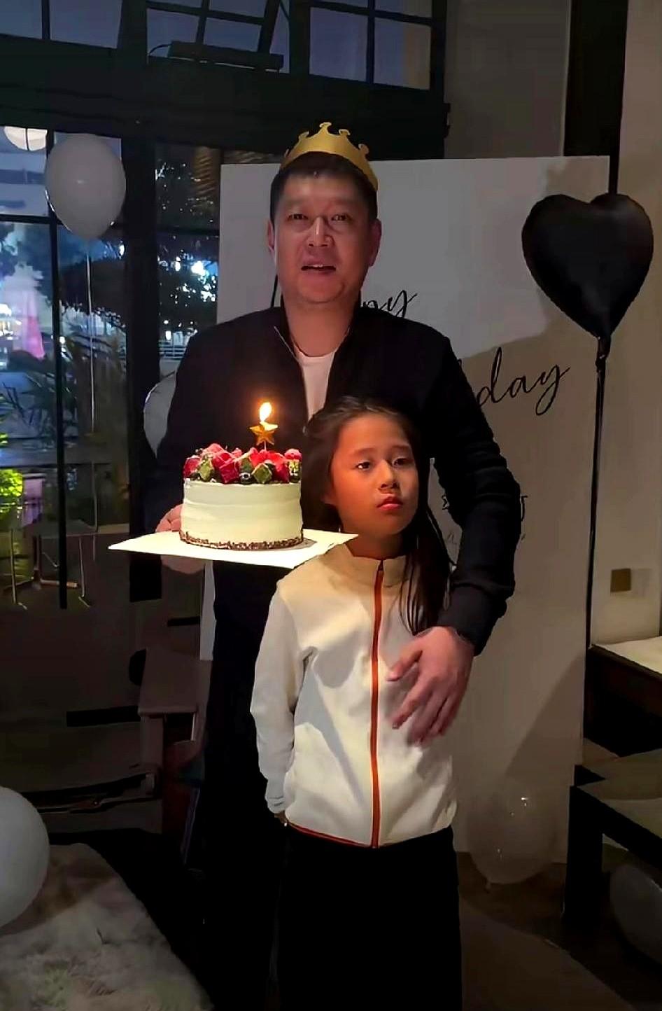 邱贻可这生日过得，主角都快不是他了。11月27号，邱导在成都过四十岁生日，他