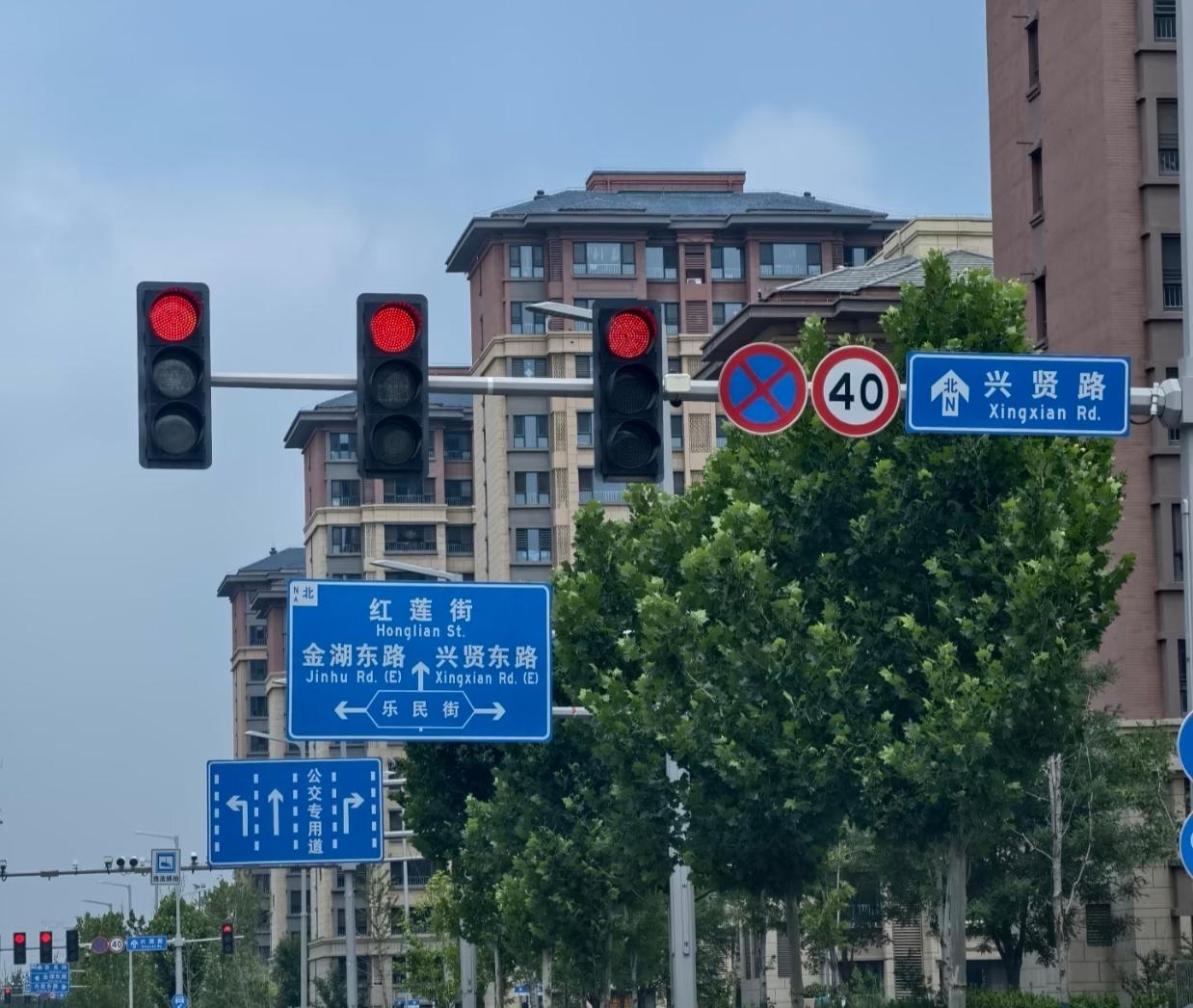 红灯30分钟不变绿，司机该闯还是等？交警明确：擅自通行可能扣6分、罚200元