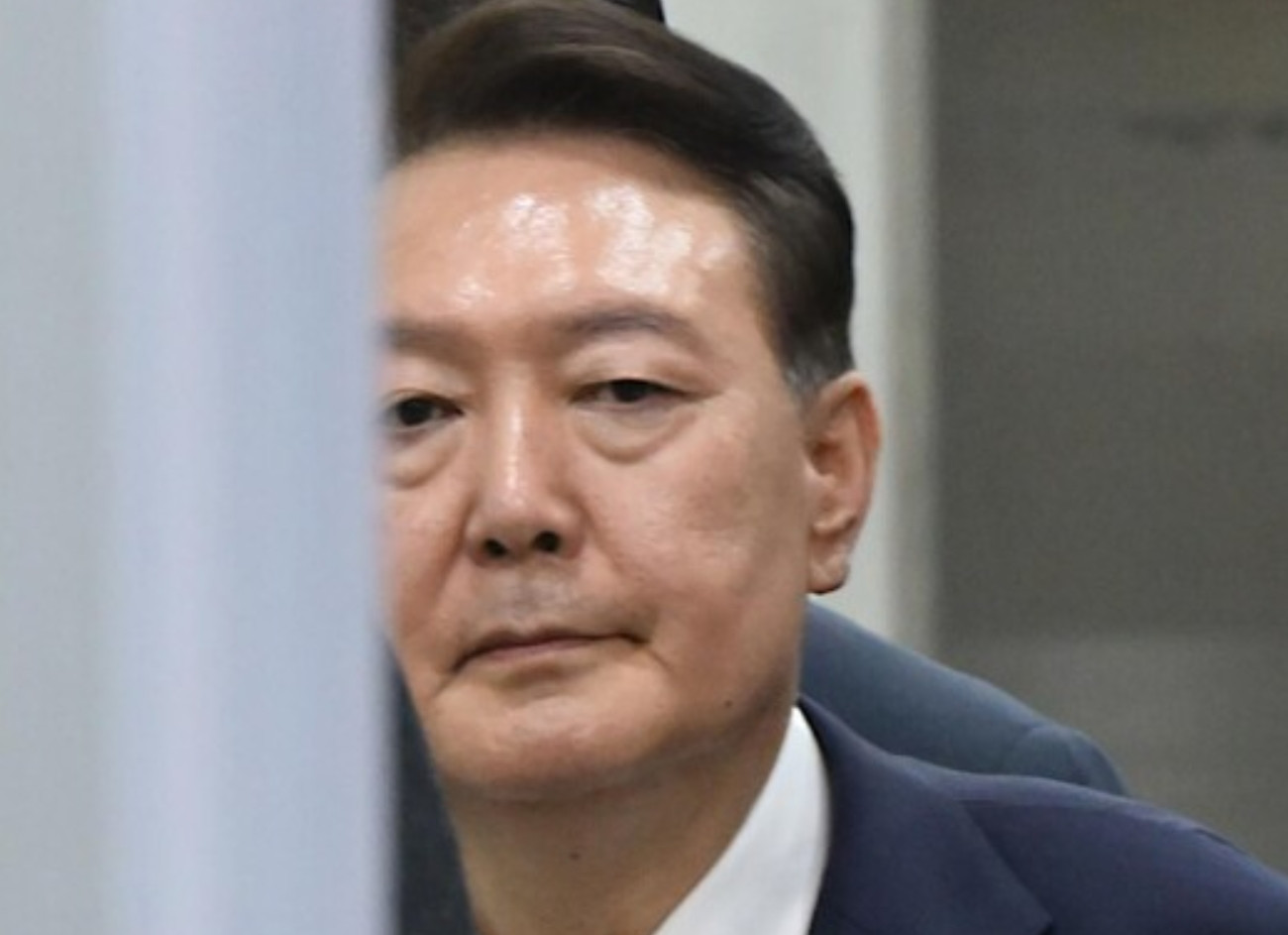 强制拘留尹锡悦细节曝光：多次拒绝配合执法，衣不遮体在地上撒泼打滚，狱警拉都拉不出
