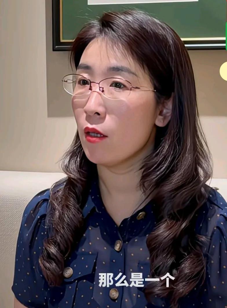 你承认不？朱女士比三妹衣品好得不是一星半点。朱女士裙装也比较多，无论是藏蓝