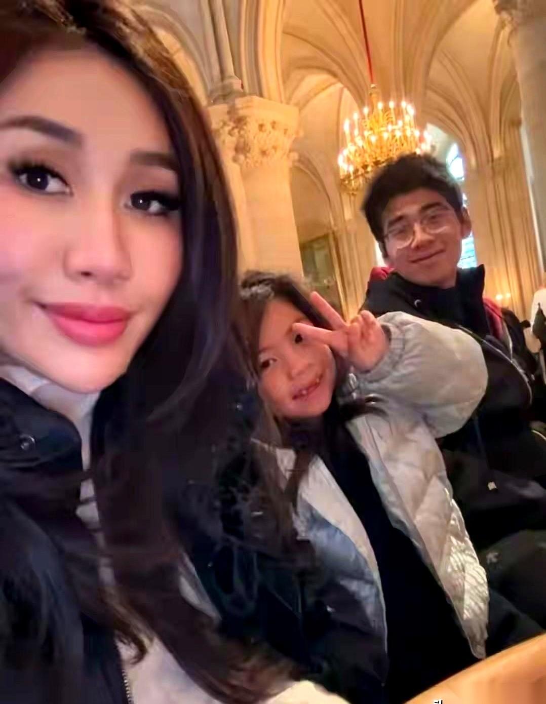 何超盈和辛奇隆的女儿，办画展了。一群人围着那些画，估计心里想的都一样：有钱人家