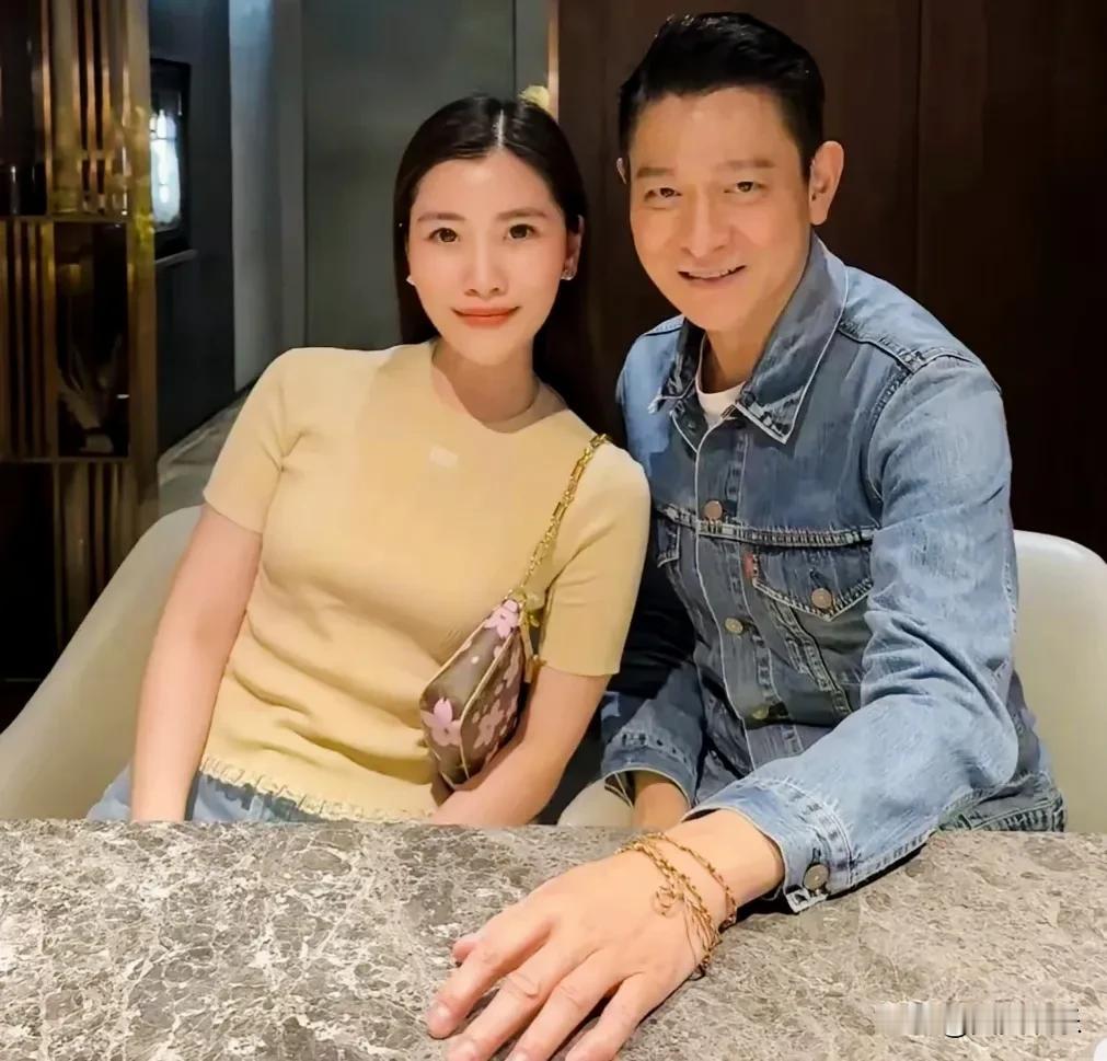61岁刘德华陪妻回娘家，帅到离谱宝子们，刘德华陪朱丽倩回马来西亚娘家聚餐啦。