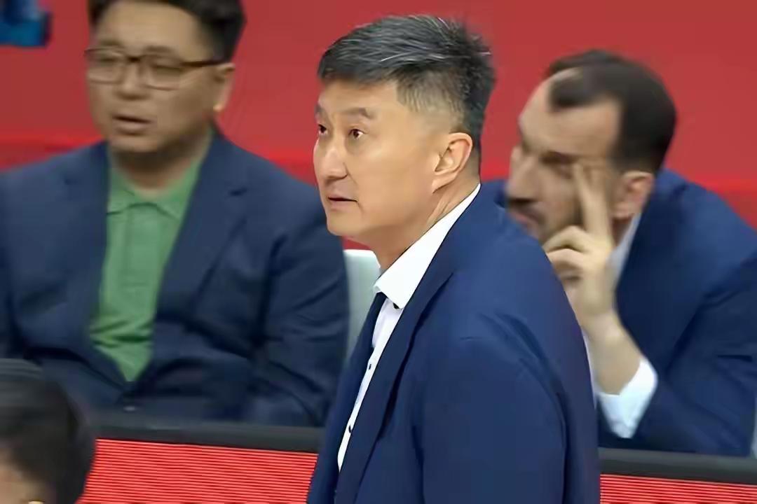 杜锋真够“克仔”一个赛季三场遭对手一分绝杀。有网友评论区说：你现在带广东宏远