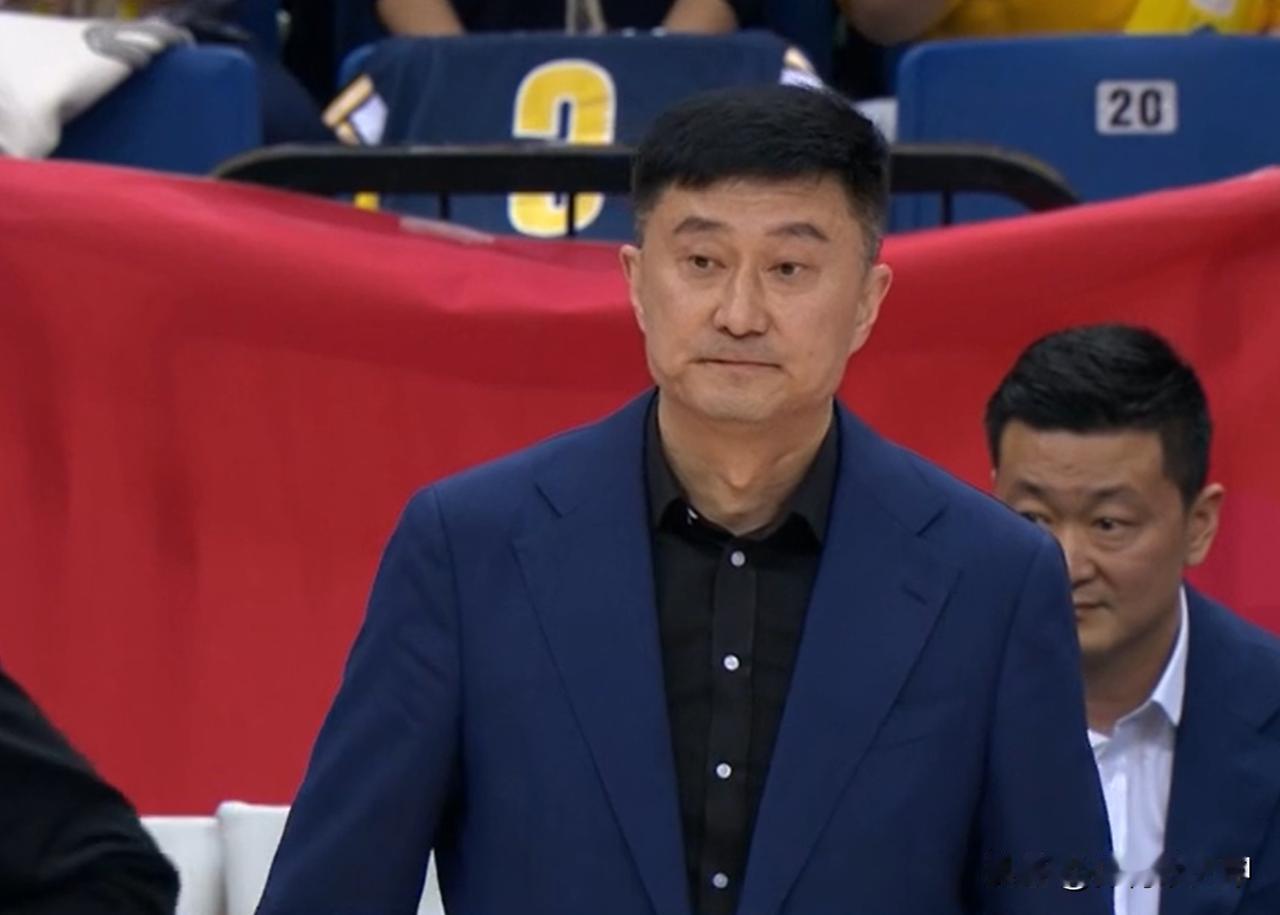 广东队输给广州17分，球迷：杜锋下课，杜锋下课……CBA季后赛第一轮，广东队坐