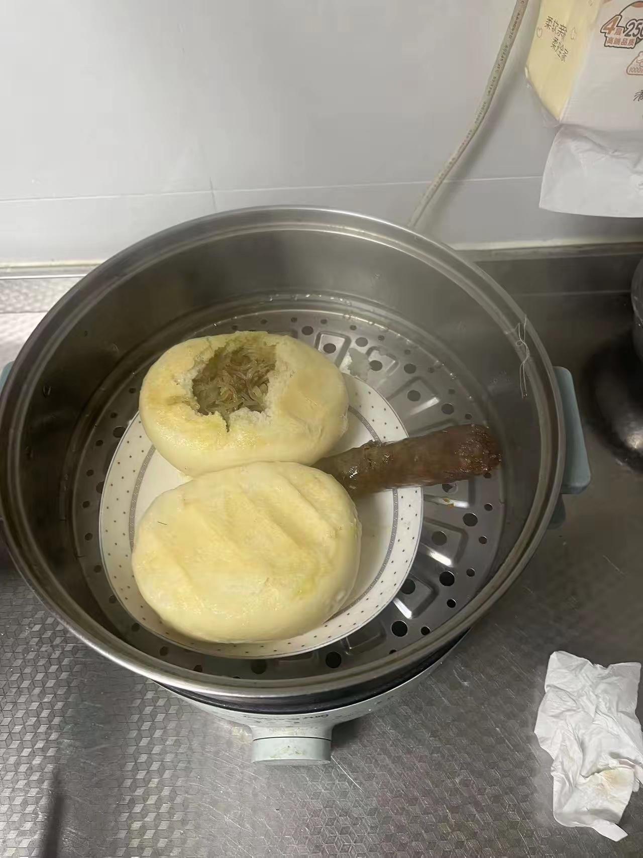 儿子儿媳吵架，婆婆劝不动儿子，直接踢了儿子一脚。转身就提着买好的菜，丢下孙