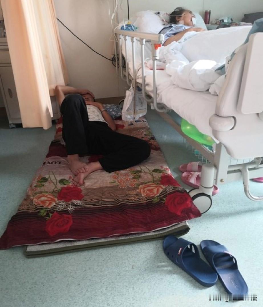 老妈又“作妖”了从4月1日起，阿尔兹海默症(已经卧床快一年了)老妈又轮到我大