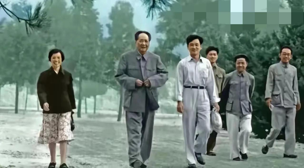 说真的，要论新中国的“顶级气质男神”，我第一个想到的就是毛主席！他的帅根本不是靠