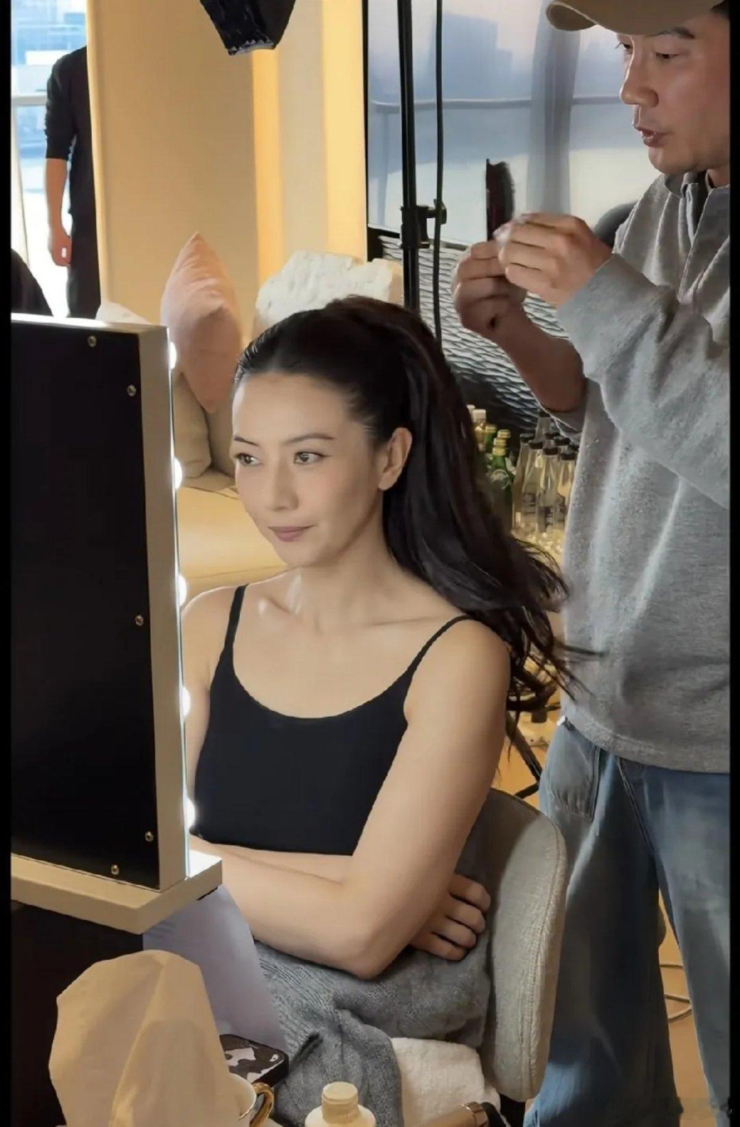 高圆圆分享了一天的高强度工作日常：一早赶飞机，没吃早餐，机场泡面对付；登机去上海