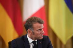 法国开始炸锅了！马克龙着急的要跳墙了援助乌克兰上千亿美元，现在要削减财政开支