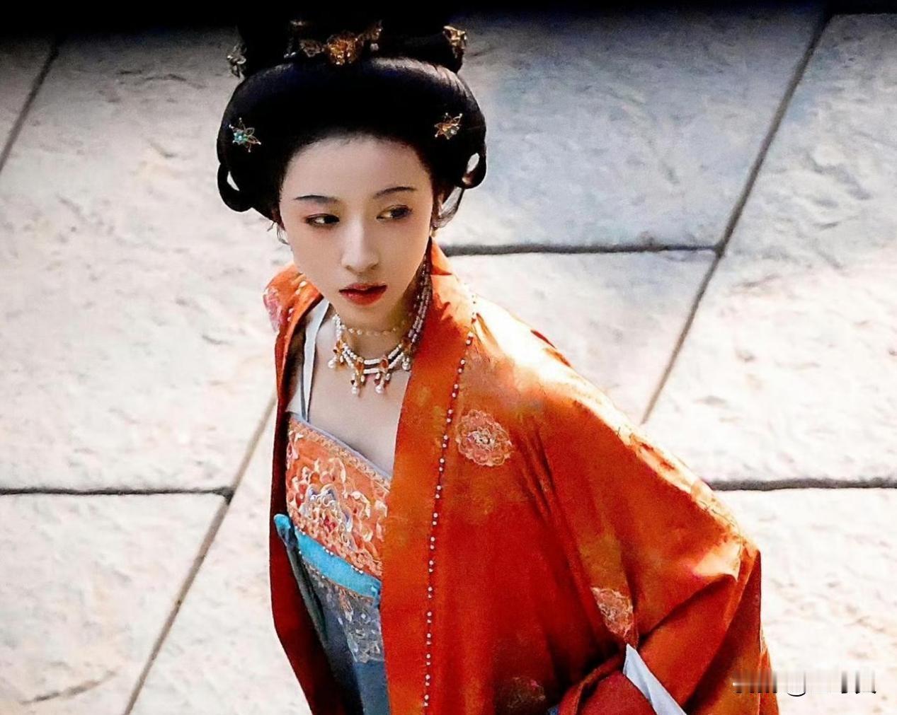 一篇痛骂周雨彤演技的文章，细节多到吓人：她在《太平年》里演孙太真，因一场“钱弘俶