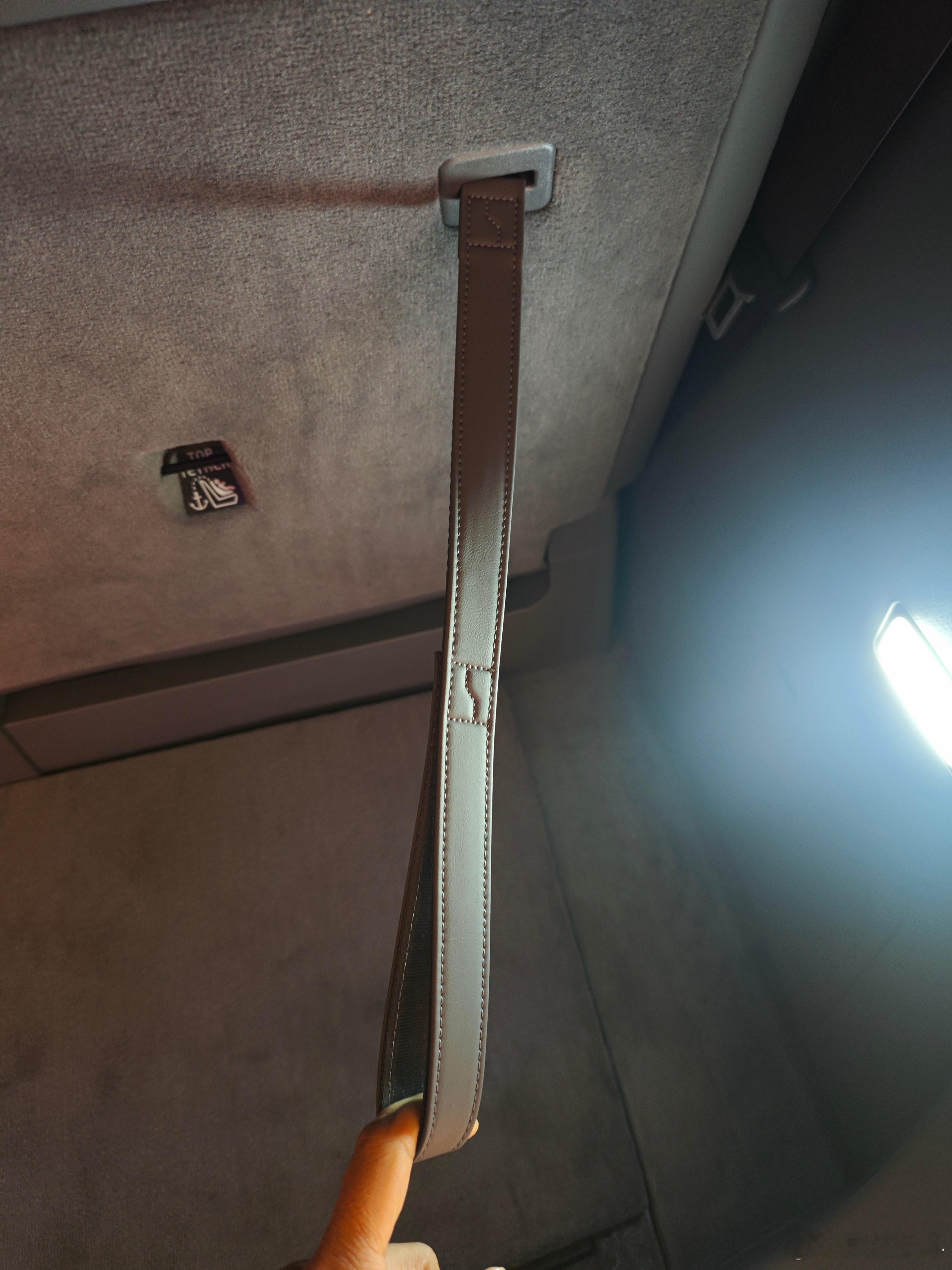 极氪009第三排座椅放倒拉带的细节，缝线做出了两个LOGO。极氪极氪009