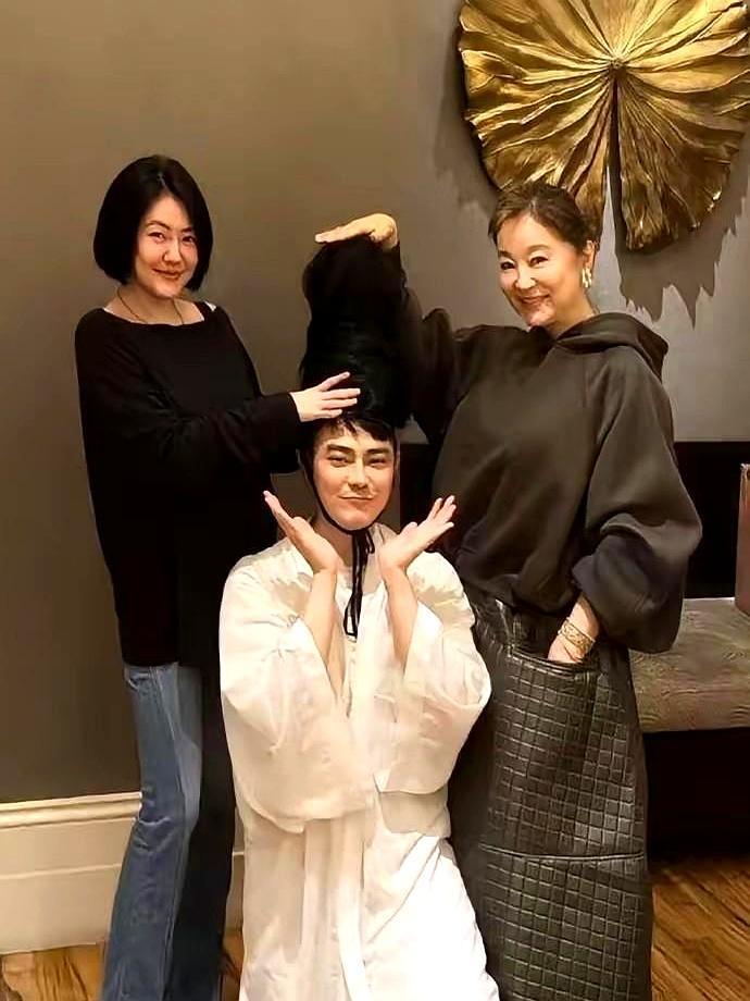 娱乐圈最残酷的不是衰老，而是同框时内核底色的降维打击。26年台北一场私人聚