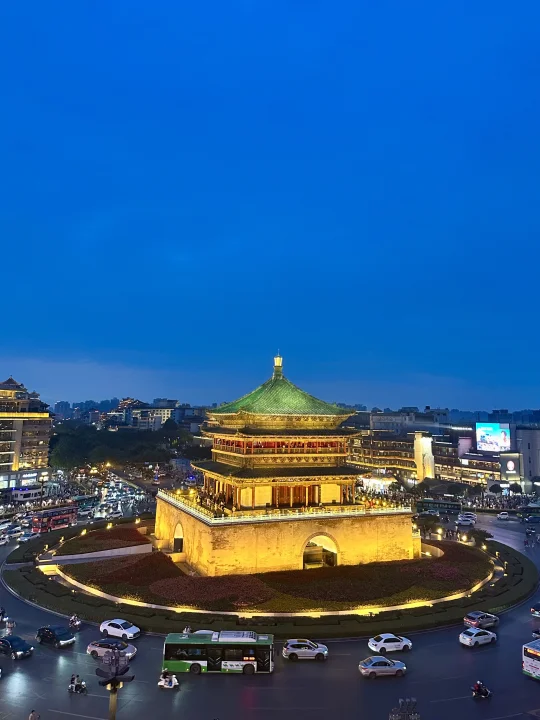 来西安一定要傍晚来这里看一次钟楼的夜景
