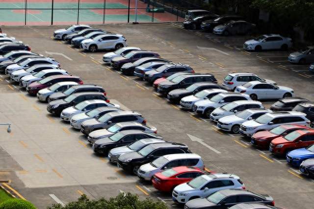 为什么我们的生活那么卷, 钱难赚, 第一个原因: 私家车越来越普遍