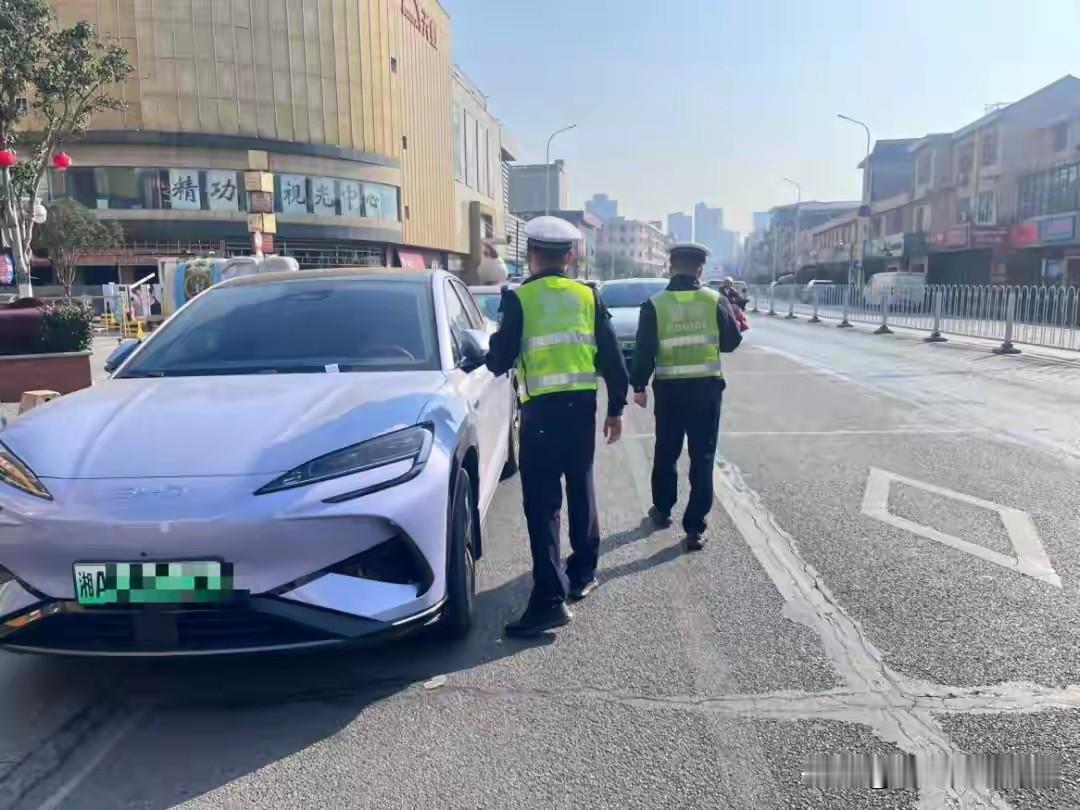 要了还要？北京，一男子看到邻居的朋友，开了一辆车来他家，趁邻居和朋友说话时，私自