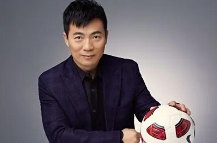 离婚十年后，黄健翔女儿在公园质问：爸爸，你为什么不来看我？