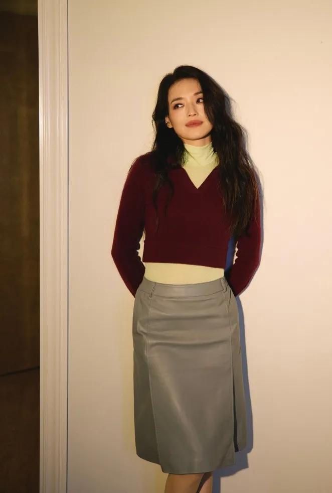 舒淇的中年穿搭太高级了✨舒淇这套复古配色穿搭直接把氛围感拉满！酒红翻领针织